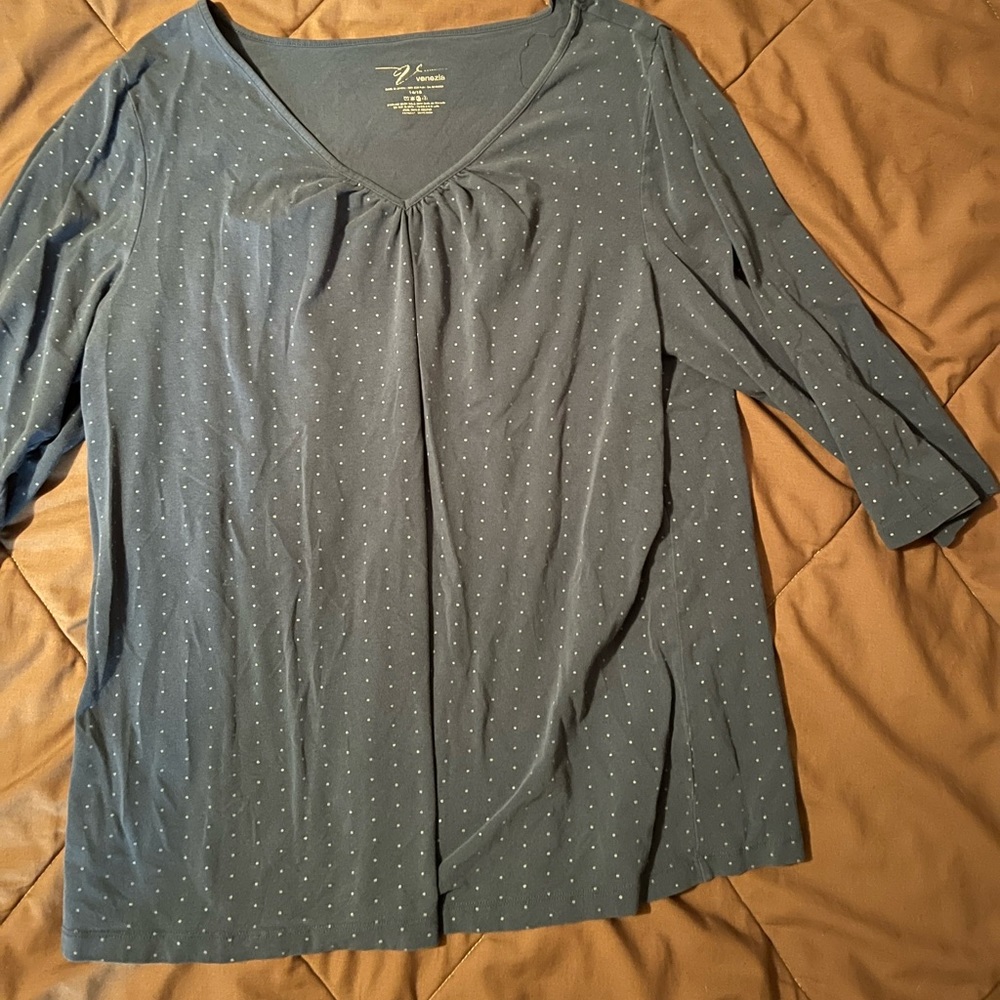 LAST CHANCE-Venezia faded blue w/white dots 3/4 sleeve tee.  Size 14/16
